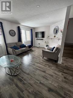 7 Sandhurst Circle E, Toronto, ON - Indoor Photo Showing Living Room