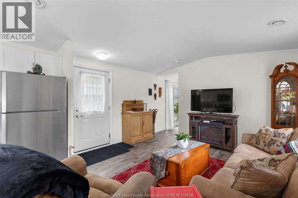 191 Steven Court, Essex, ON - Indoor Photo Showing Living Room