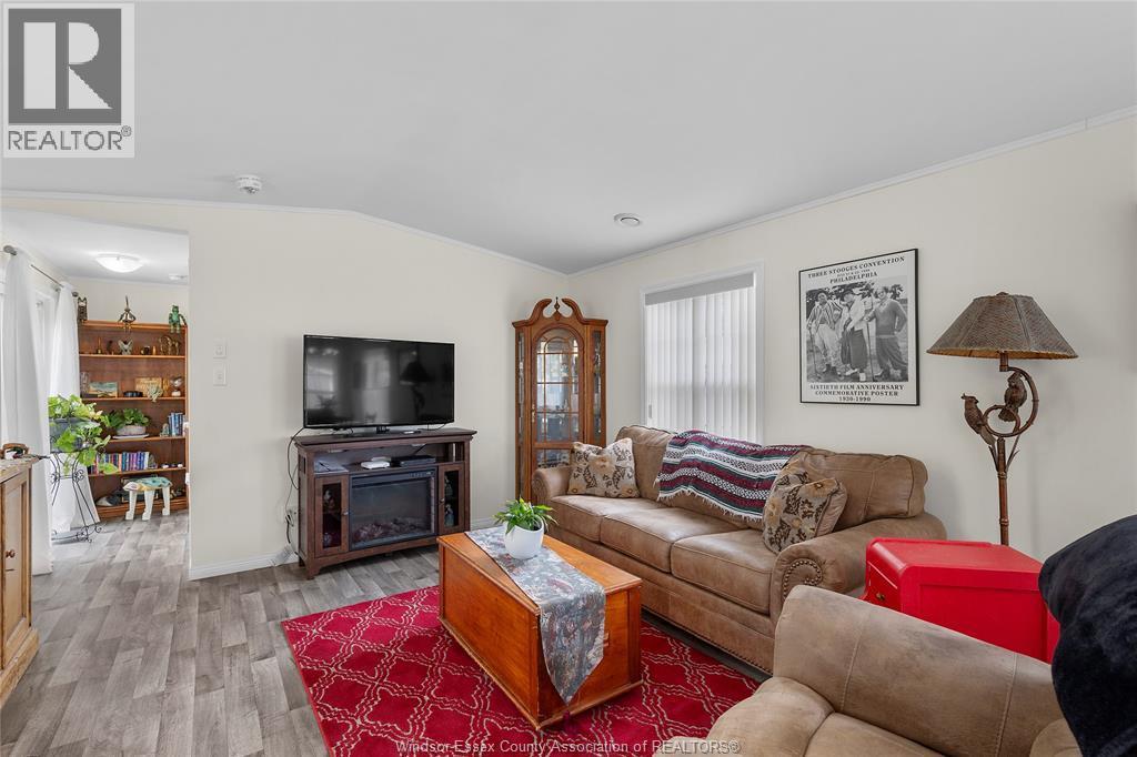 191 Steven Court, Essex, ON - Indoor Photo Showing Living Room