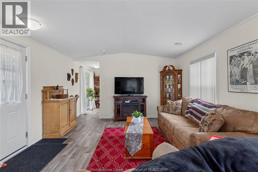 191 Steven Court, Essex, ON - Indoor Photo Showing Living Room