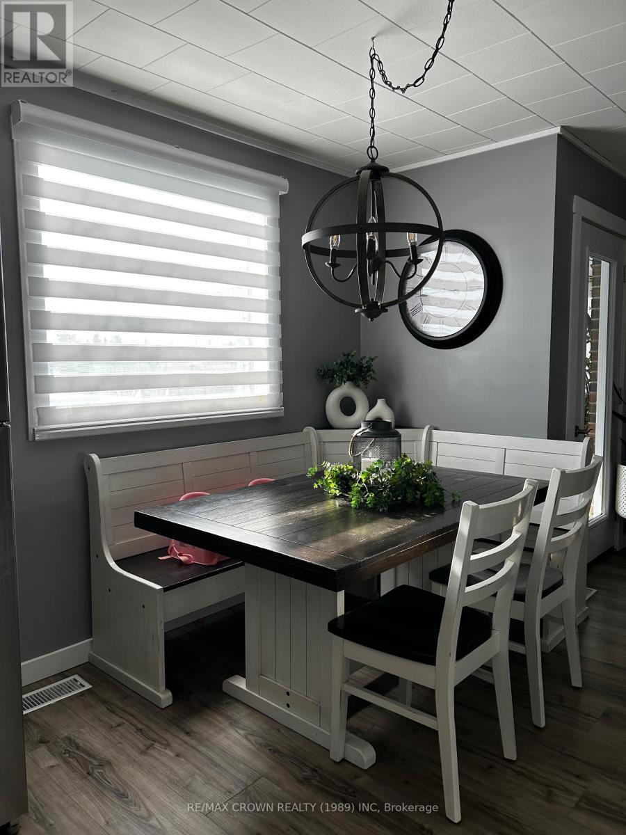 banquette area - 448 Government Road E, Kapuskasing, ON - Indoor Photo Showing Dining Room