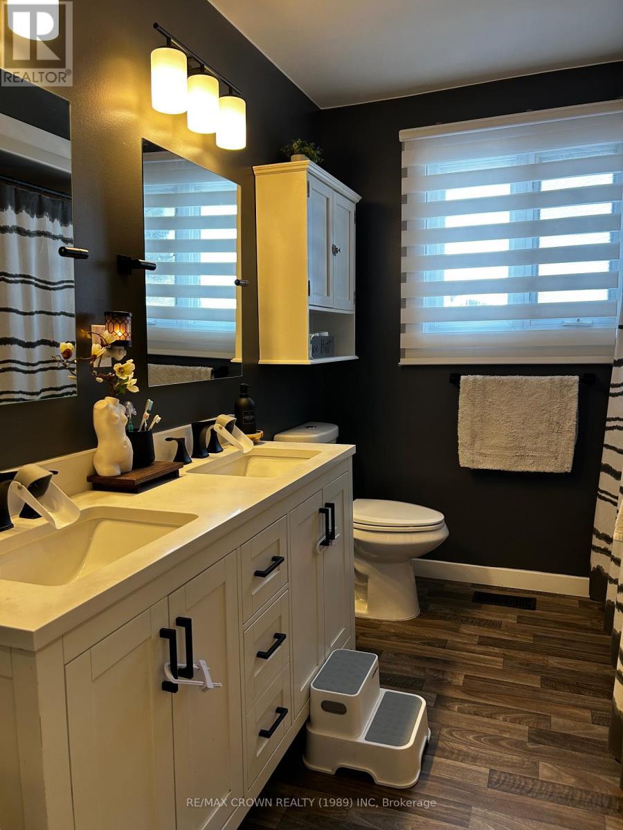 main level bathroom (5pc) - 448 Government Road E, Kapuskasing, ON - Indoor Photo Showing Bathroom