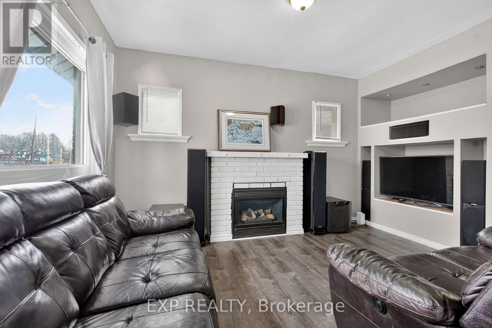 655 Highbury Avenue N, London East (East M), ON - Indoor Photo Showing Living Room With Fireplace