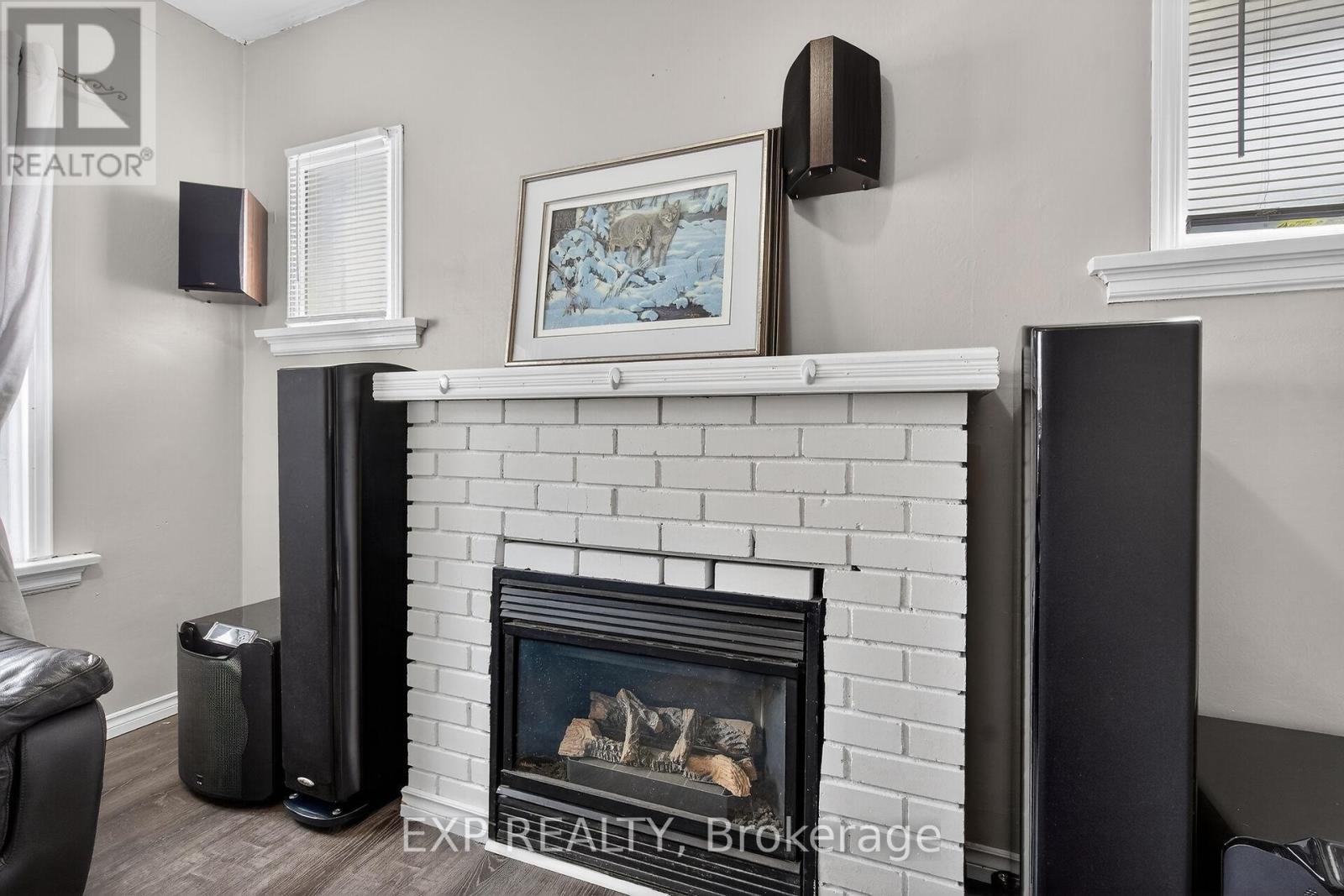 655 Highbury Avenue N, London East (East M), ON - Indoor Photo Showing Living Room With Fireplace