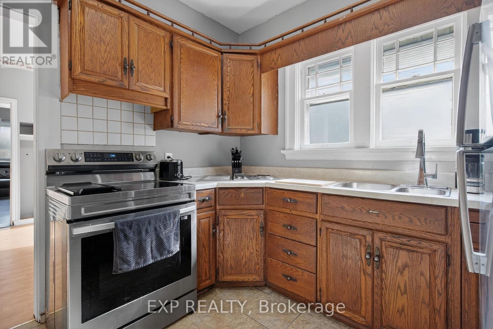 655 Highbury Avenue N, London East (East M), ON - Indoor Photo Showing Kitchen