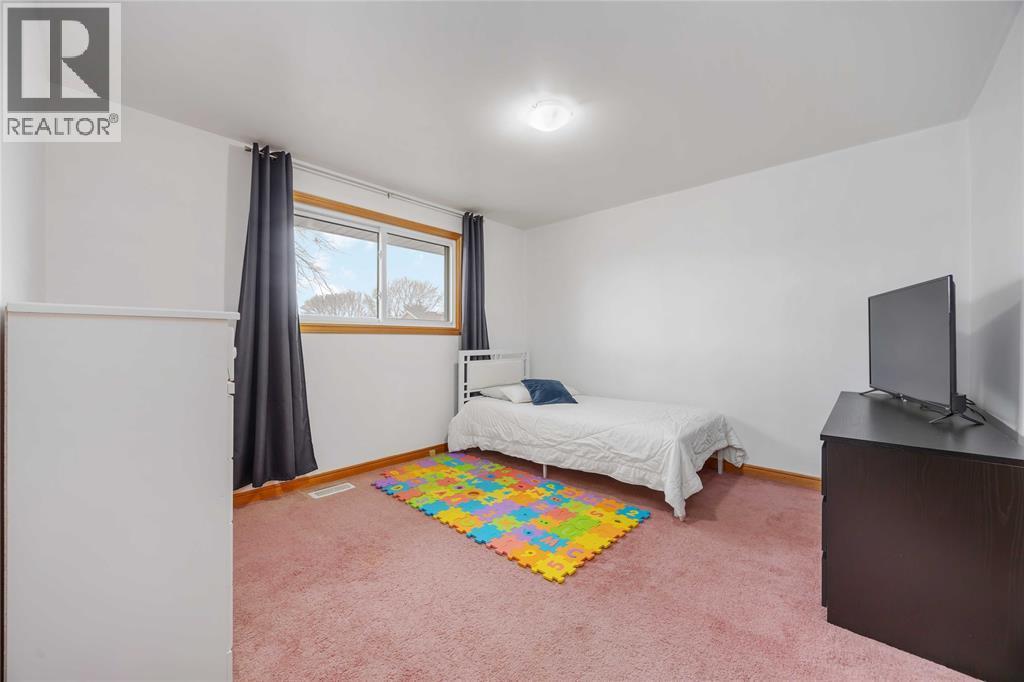 639 Stacy Court, Sarnia, ON - Indoor Photo Showing Bedroom