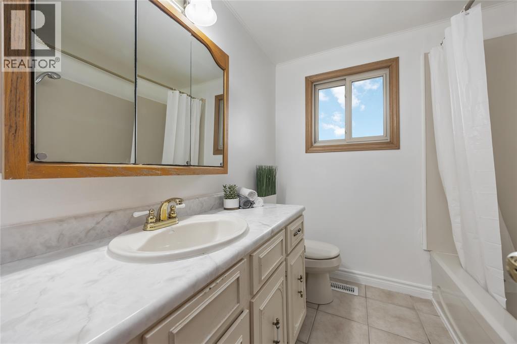 639 Stacy Court, Sarnia, ON - Indoor Photo Showing Bathroom