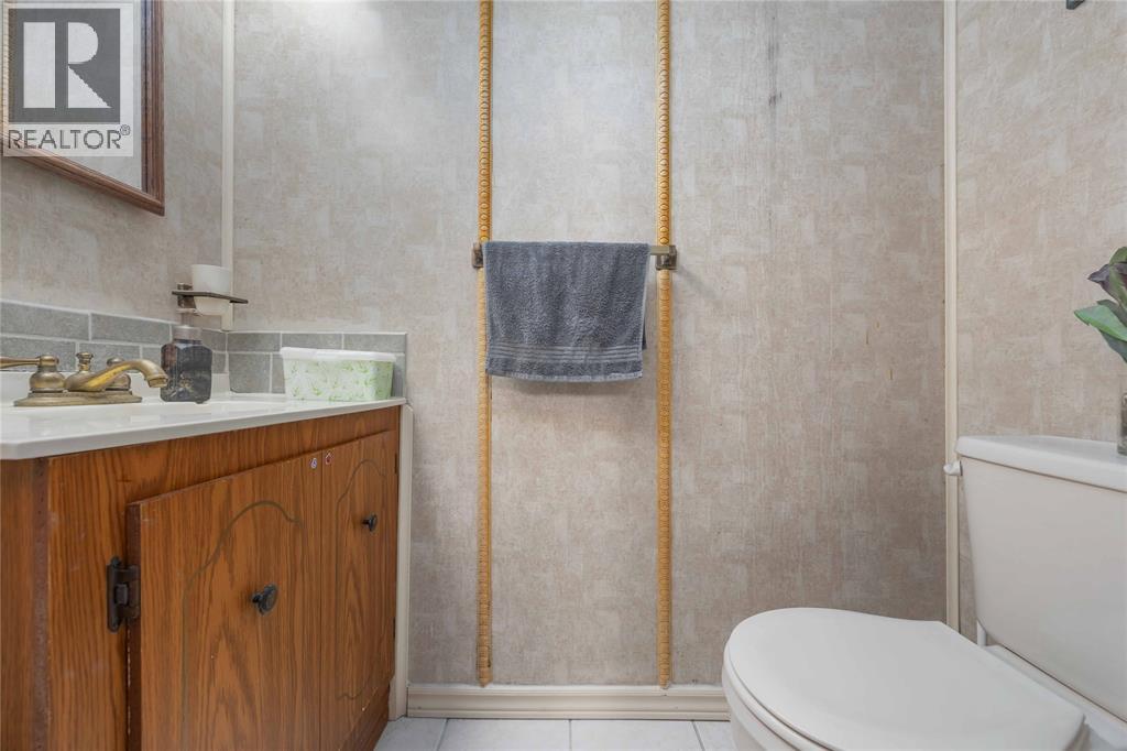 639 Stacy Court, Sarnia, ON - Indoor Photo Showing Bathroom