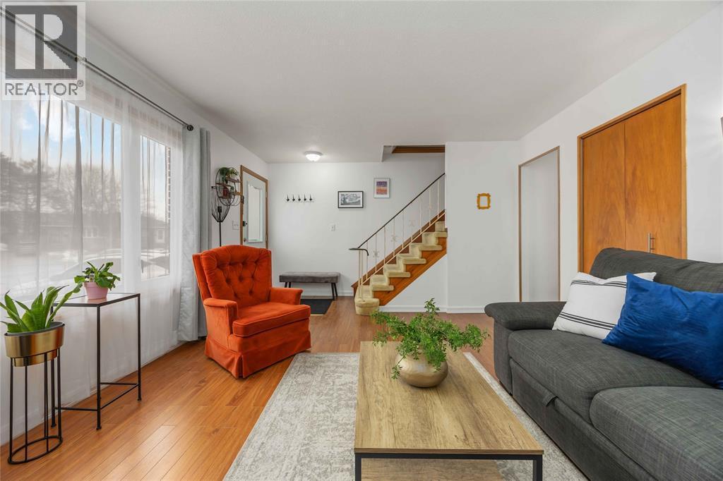 639 Stacy Court, Sarnia, ON - Indoor Photo Showing Living Room