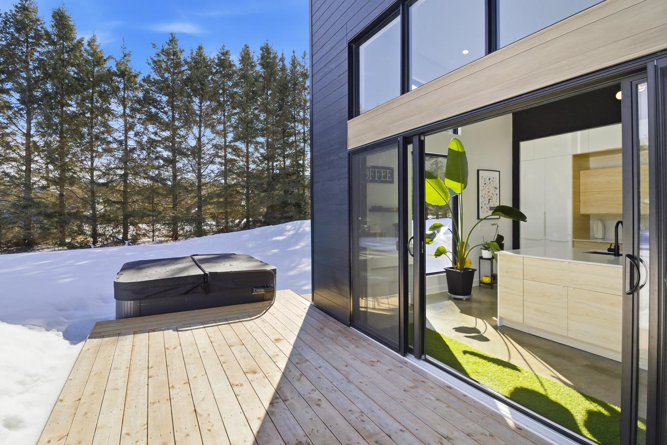 Hot tub - 57 Ch. Du Poisson-Blanc, Notre-Dame-Du-Laus, QC - Outdoor With Exterior