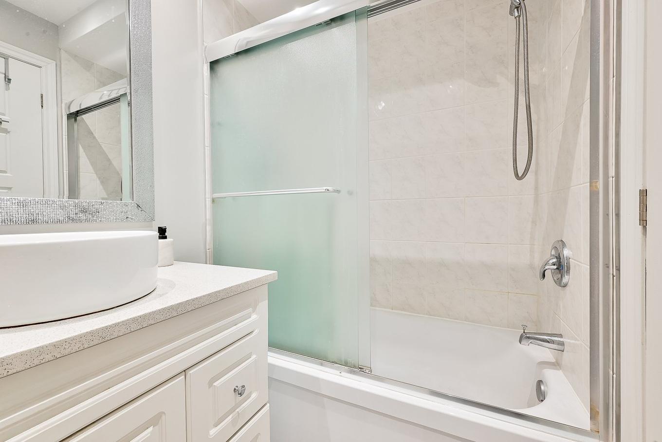 Salle de bains - 111 Rue Jubilee, Longueuil (Greenfield Park), QC - Indoor Photo Showing Bathroom