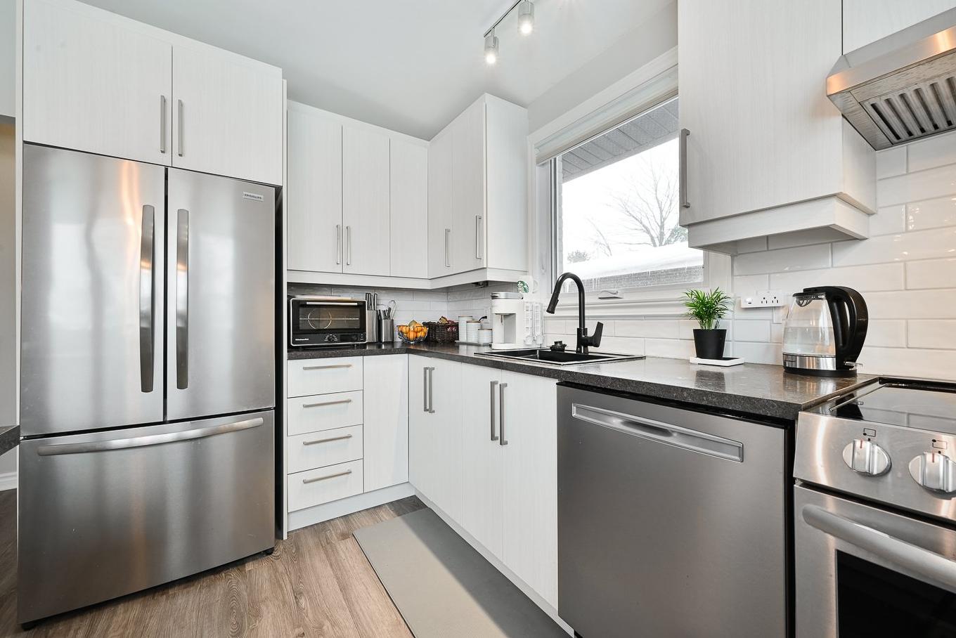 Cuisine - 111 Rue Jubilee, Longueuil (Greenfield Park), QC - Indoor Photo Showing Kitchen With Upgraded Kitchen