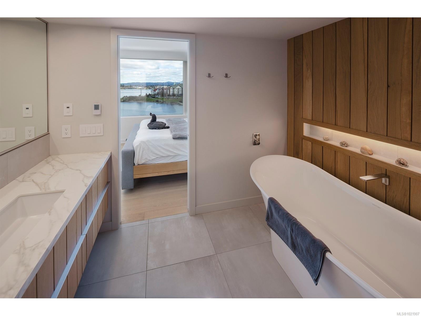 606-1234 Wharf St, Victoria, BC - Indoor Photo Showing Bathroom