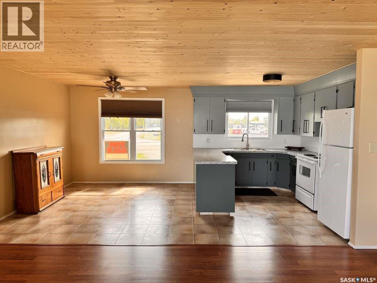 100B Lakeshore Drive, Wee Too Beach, SK - Indoor Photo Showing Kitchen