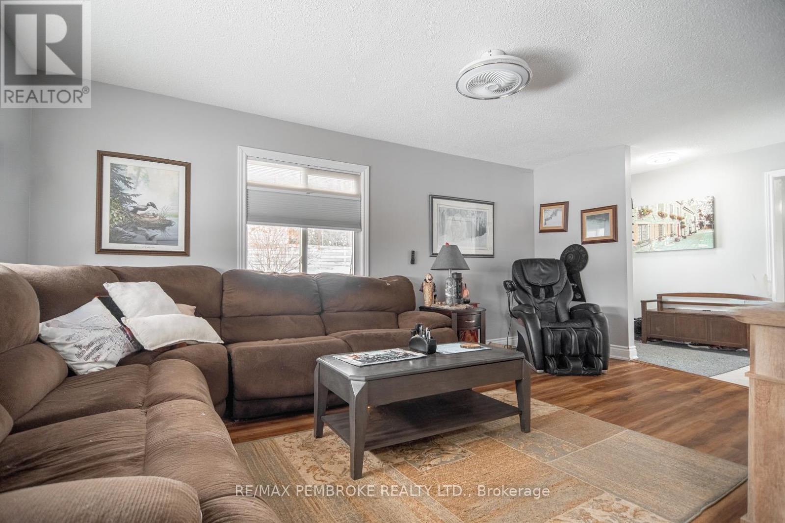 61 Doran Road, Petawawa, ON - Indoor Photo Showing Living Room