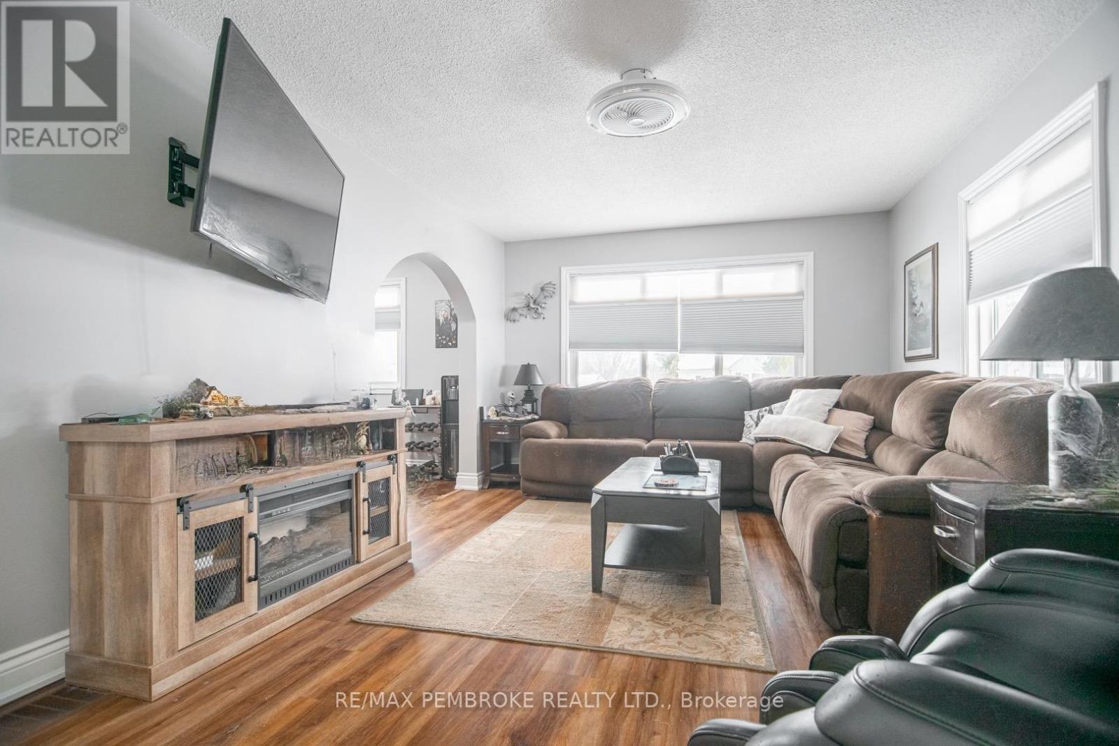 61 Doran Road, Petawawa, ON - Indoor Photo Showing Living Room