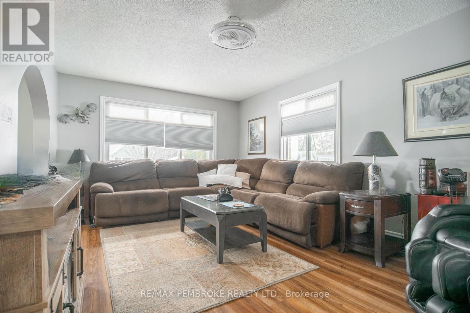 61 Doran Road, Petawawa, ON - Indoor Photo Showing Living Room