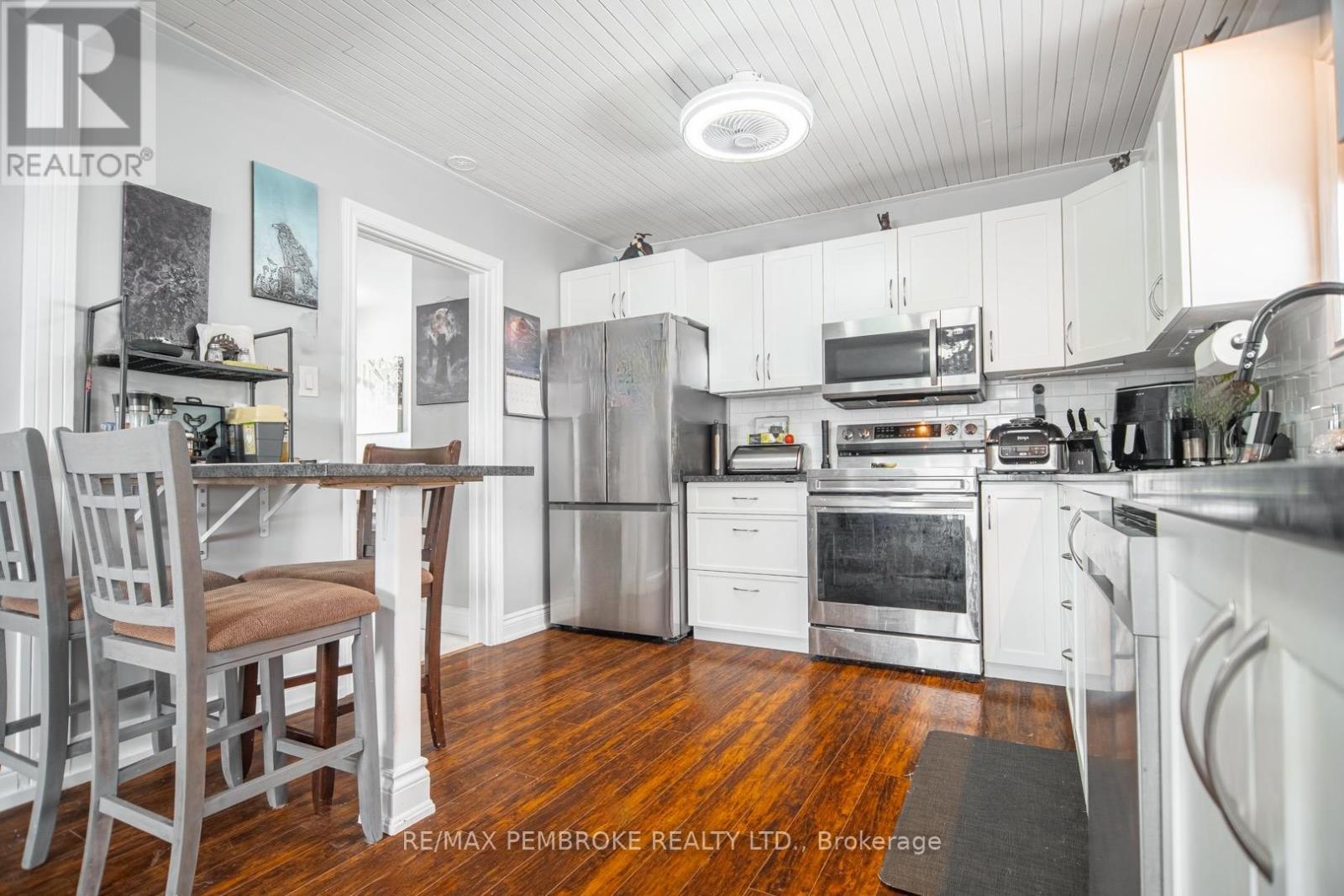 61 Doran Road, Petawawa, ON - Indoor Photo Showing Kitchen With Upgraded Kitchen