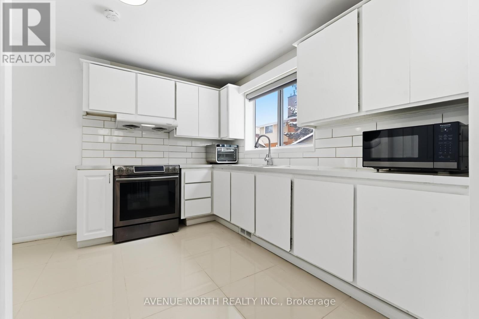 923 Pinecrest Road, Ottawa, ON - Indoor Photo Showing Kitchen