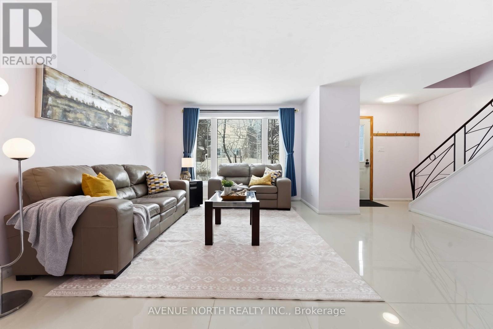 923 Pinecrest Road, Ottawa, ON - Indoor Photo Showing Living Room