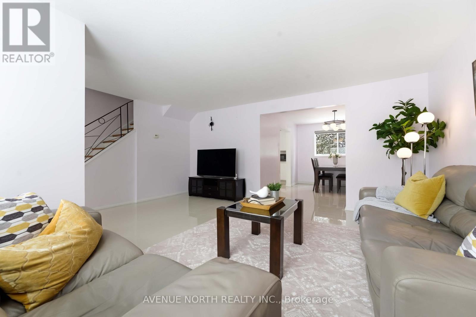 923 Pinecrest Road, Ottawa, ON - Indoor Photo Showing Living Room