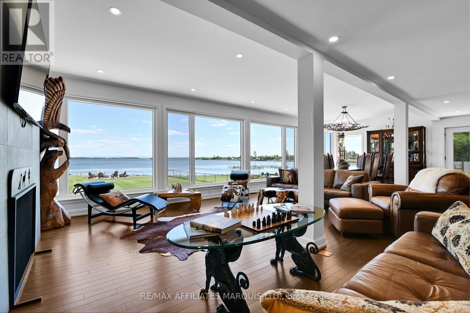 20214 County Rd 2 Road, South Glengarry, ON - Indoor Photo Showing Living Room