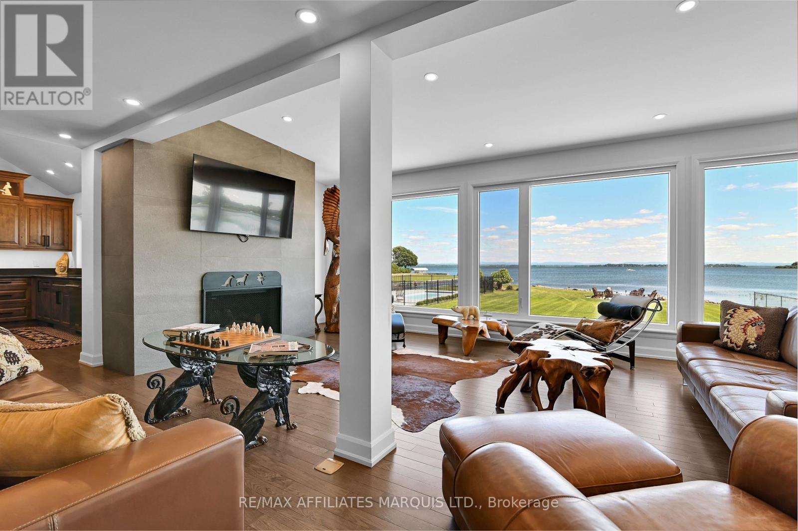 20214 County Rd 2 Road, South Glengarry, ON - Indoor Photo Showing Living Room
