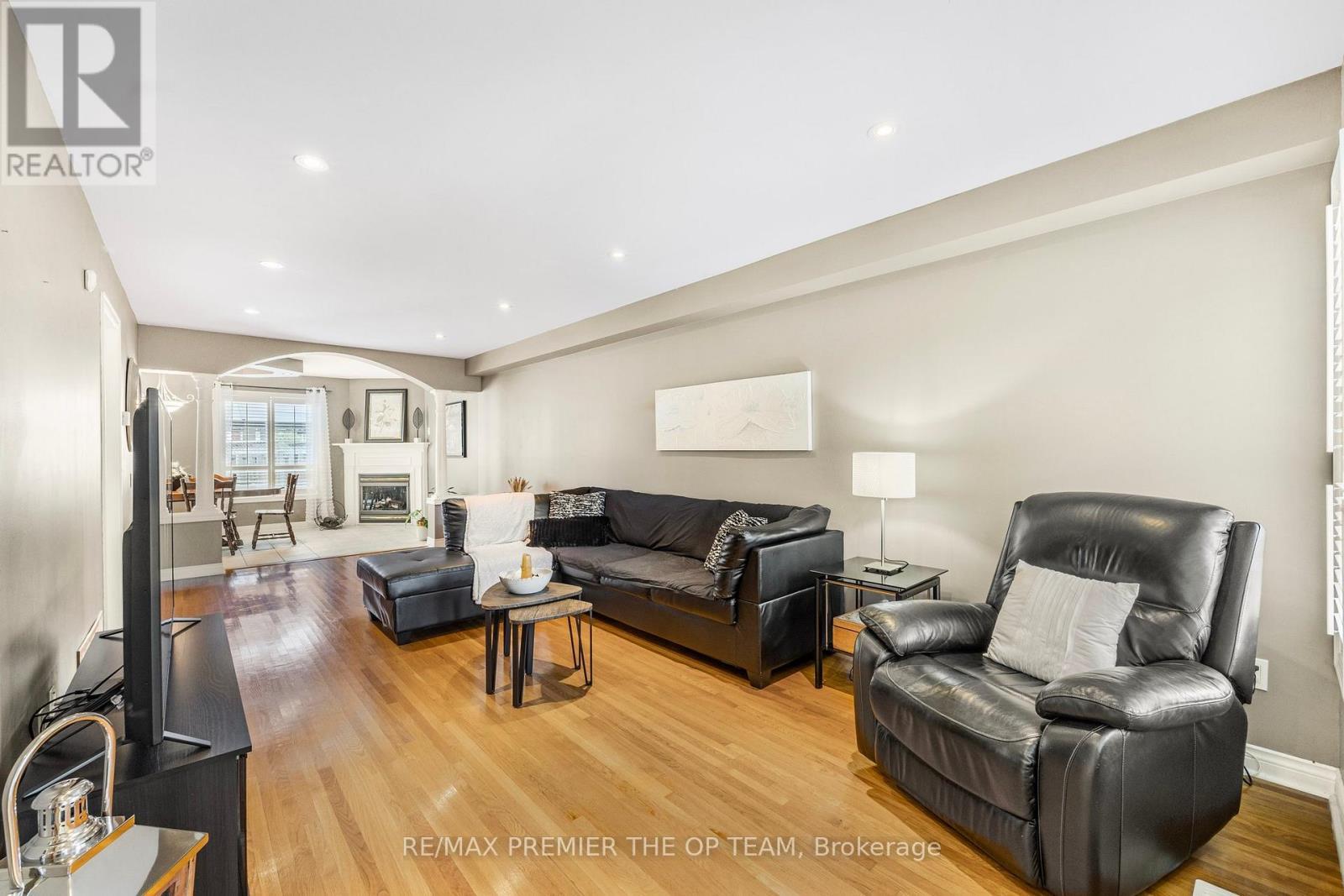 223 Landsbridge Street, Caledon, ON - Indoor Photo Showing Living Room
