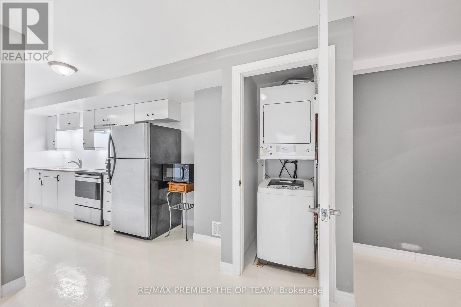 223 Landsbridge Street, Caledon, ON - Indoor Photo Showing Kitchen