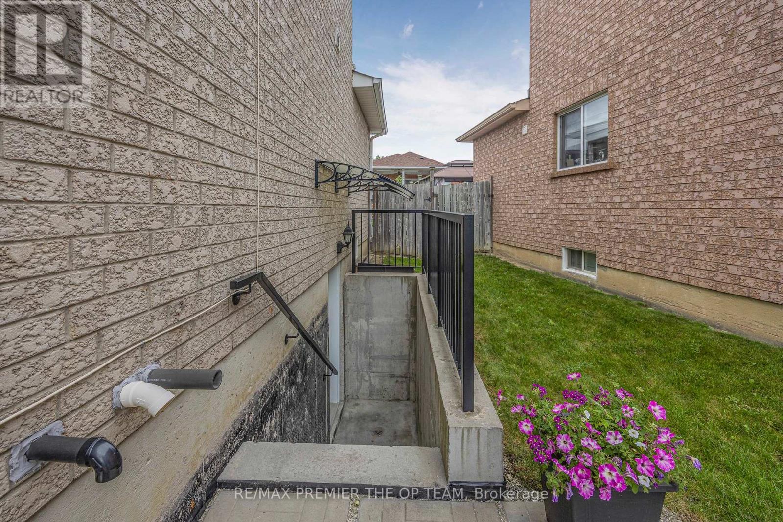 223 Landsbridge Street, Caledon, ON - Outdoor With Exterior