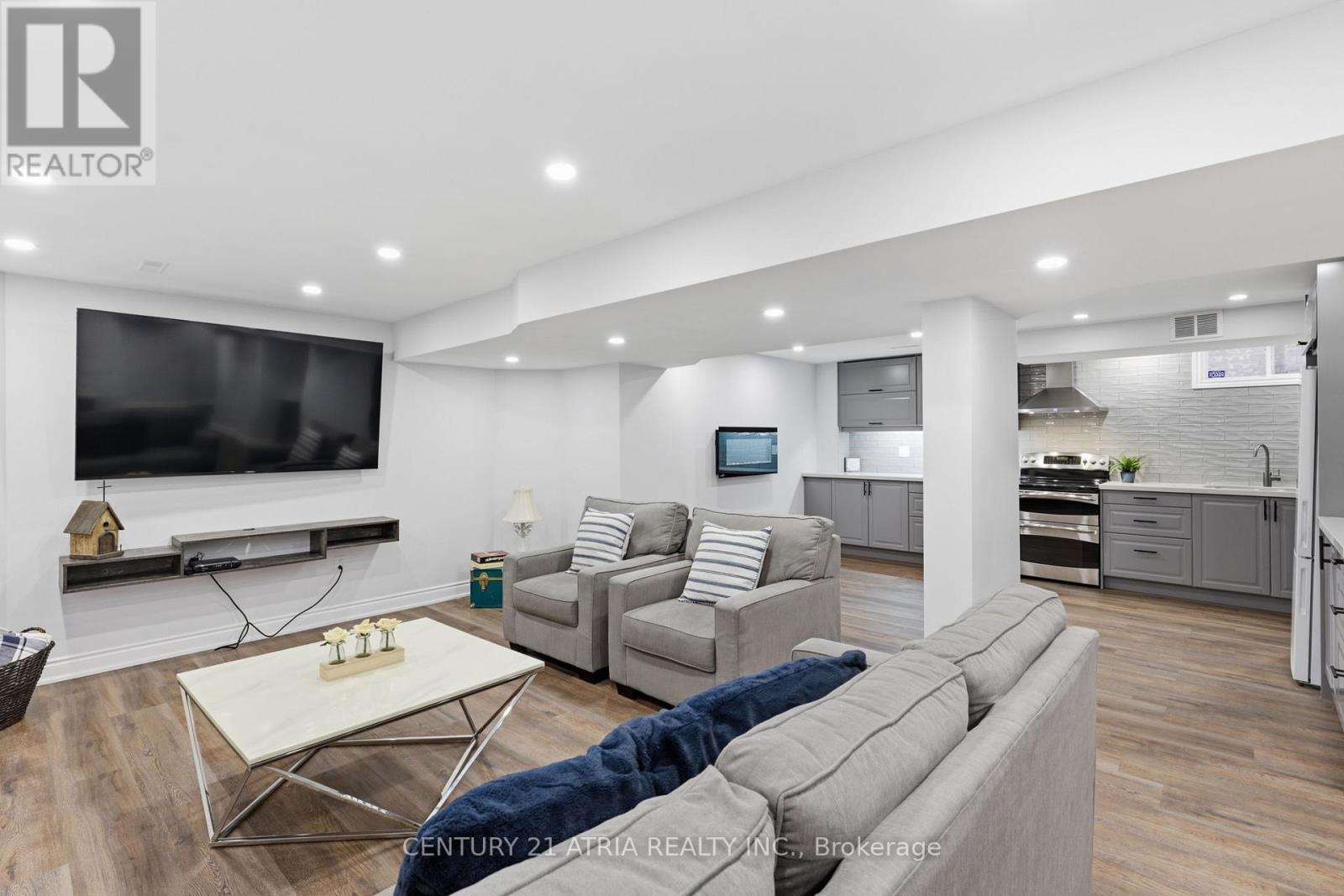18 Abbott Avenue, Aurora, ON - Indoor Photo Showing Living Room