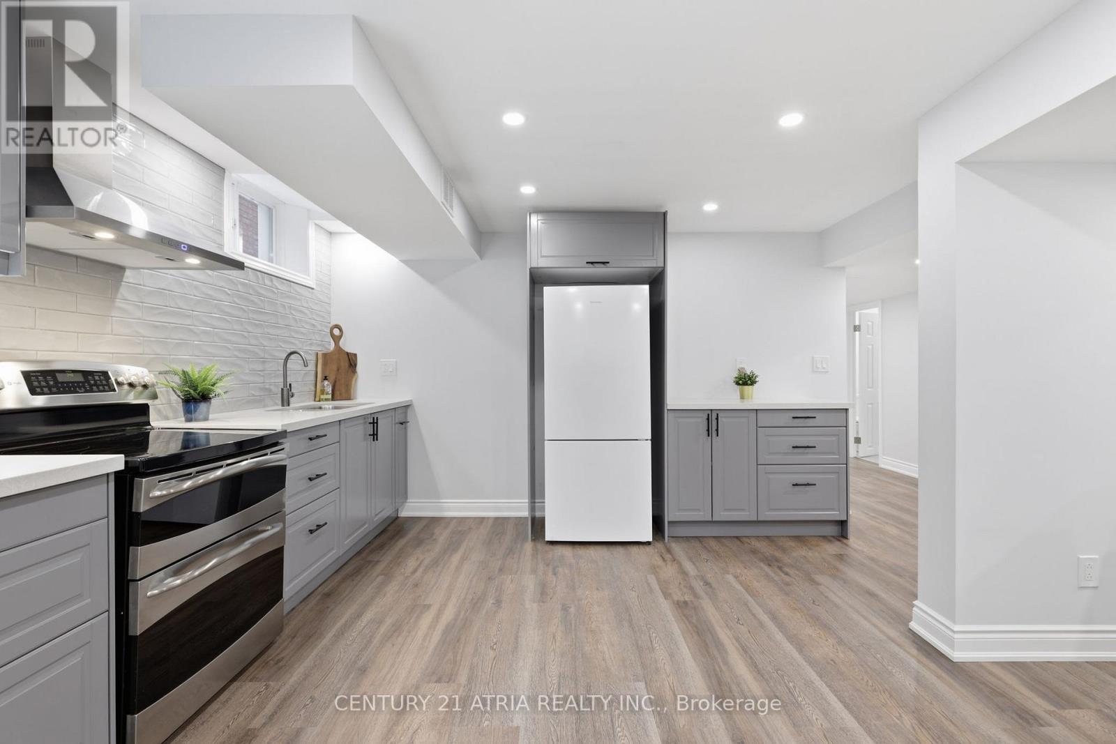 18 Abbott Avenue, Aurora, ON - Indoor Photo Showing Kitchen With Upgraded Kitchen