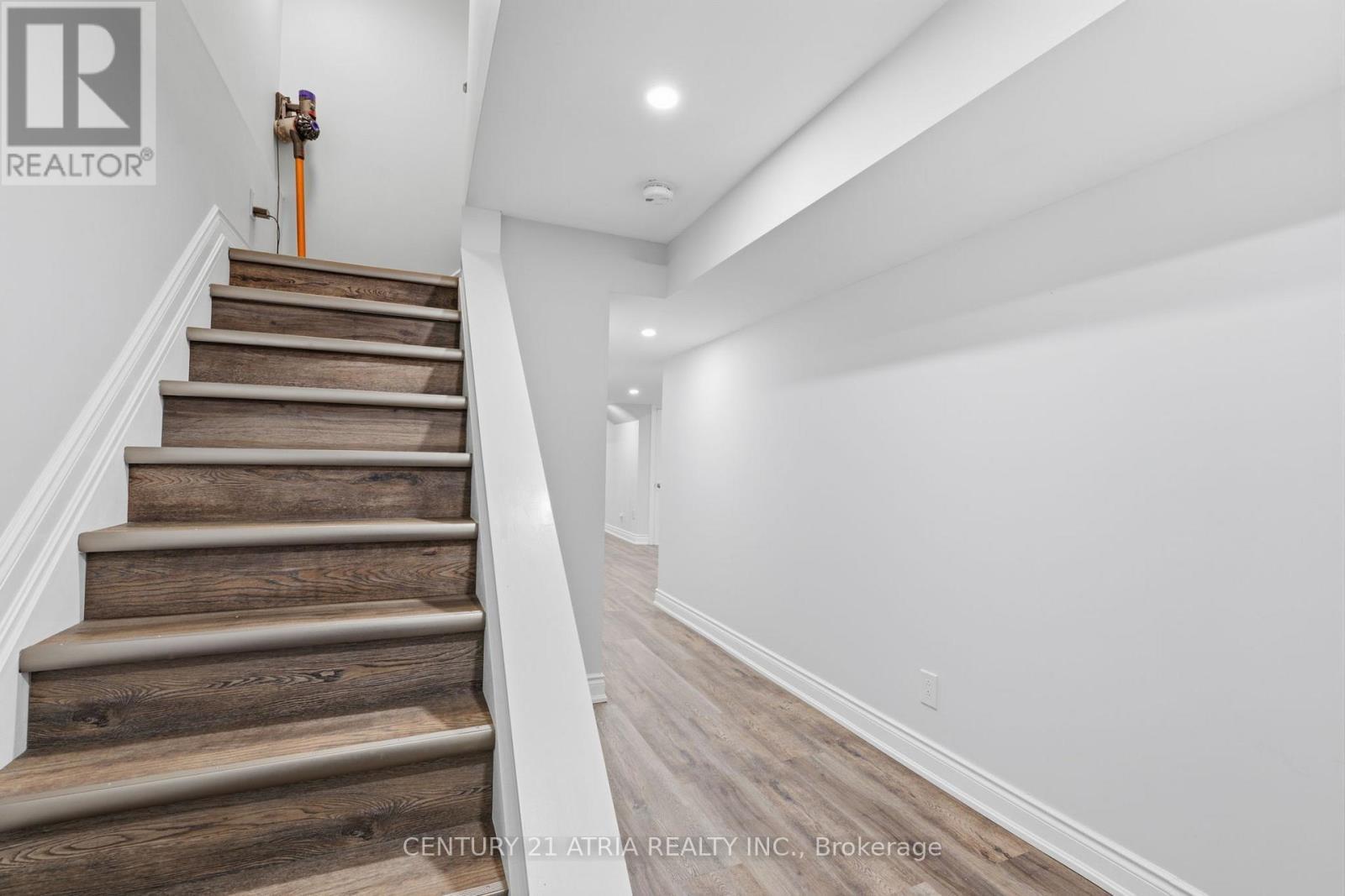 18 Abbott Avenue, Aurora, ON - Indoor Photo Showing Other Room