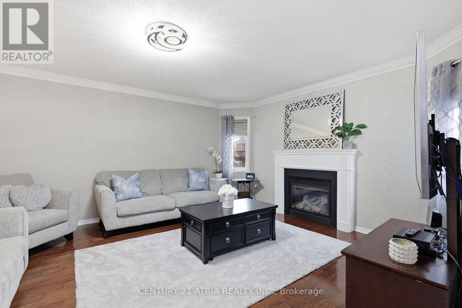 18 Abbott Avenue, Aurora, ON - Indoor Photo Showing Living Room With Fireplace