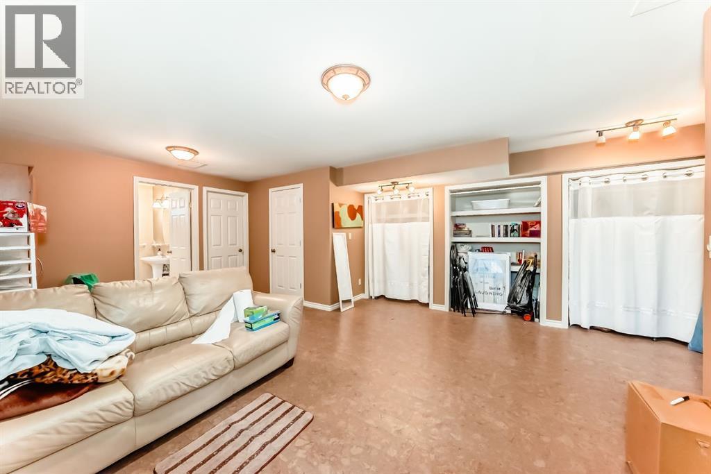 274 Templeview Way Ne, Calgary, AB - Indoor Photo Showing Living Room