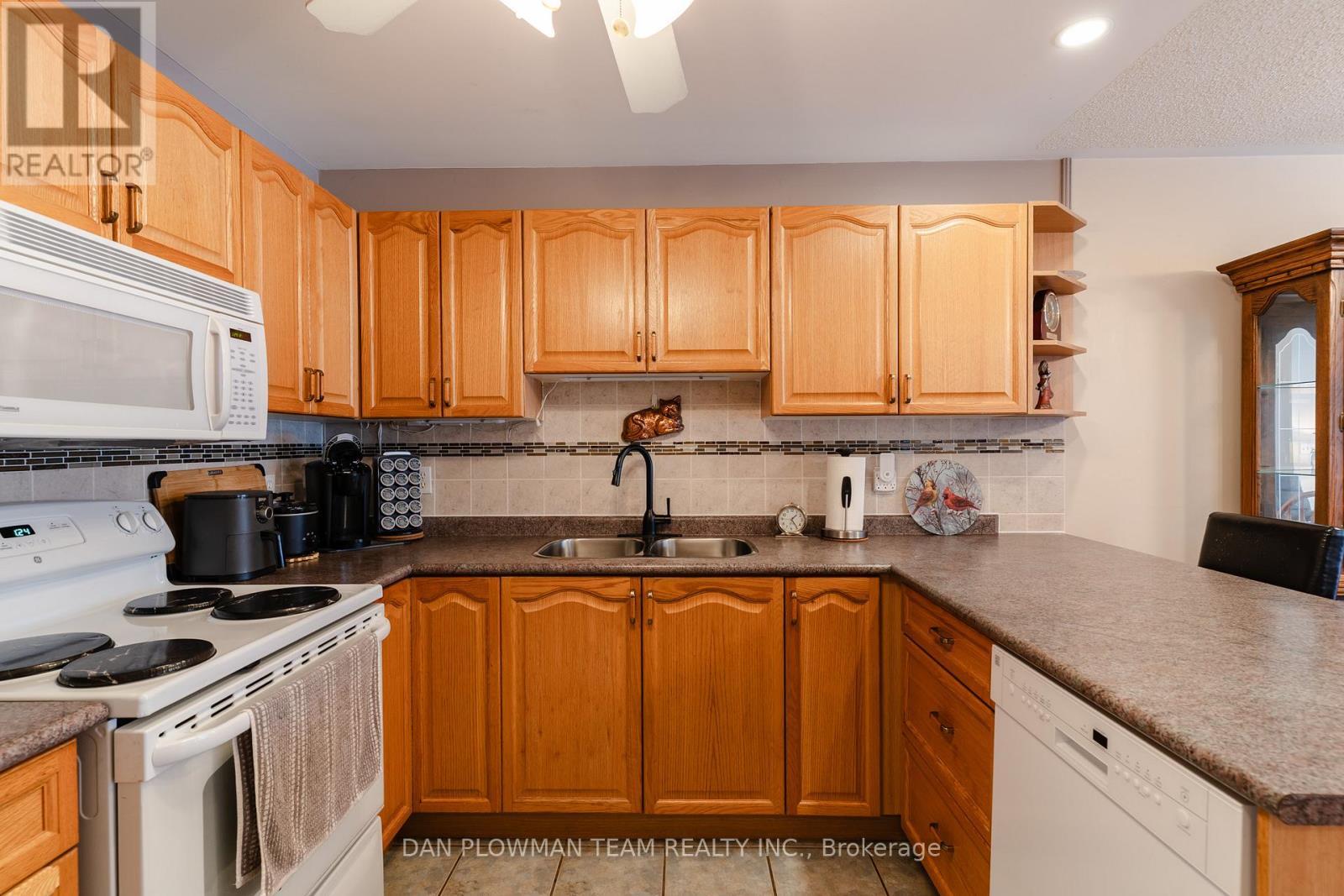 1 Westmore Street, Clarington, ON - Indoor Photo Showing Kitchen With Double Sink