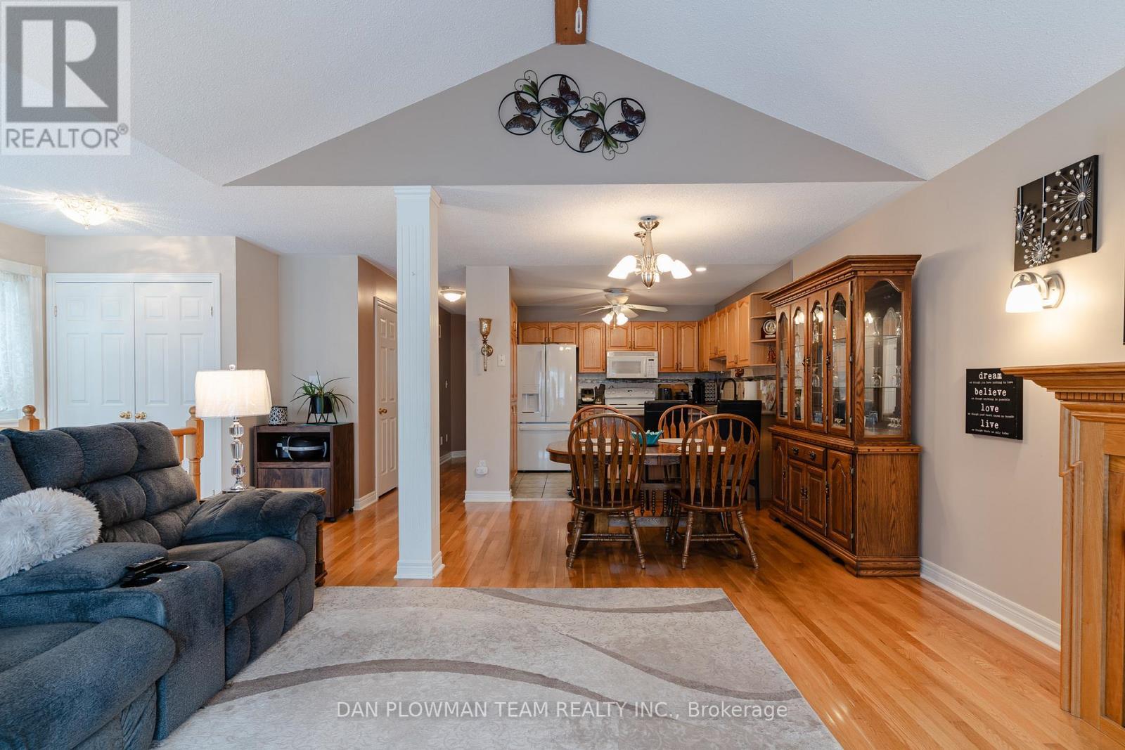 1 Westmore Street, Clarington, ON - Indoor Photo Showing Living Room