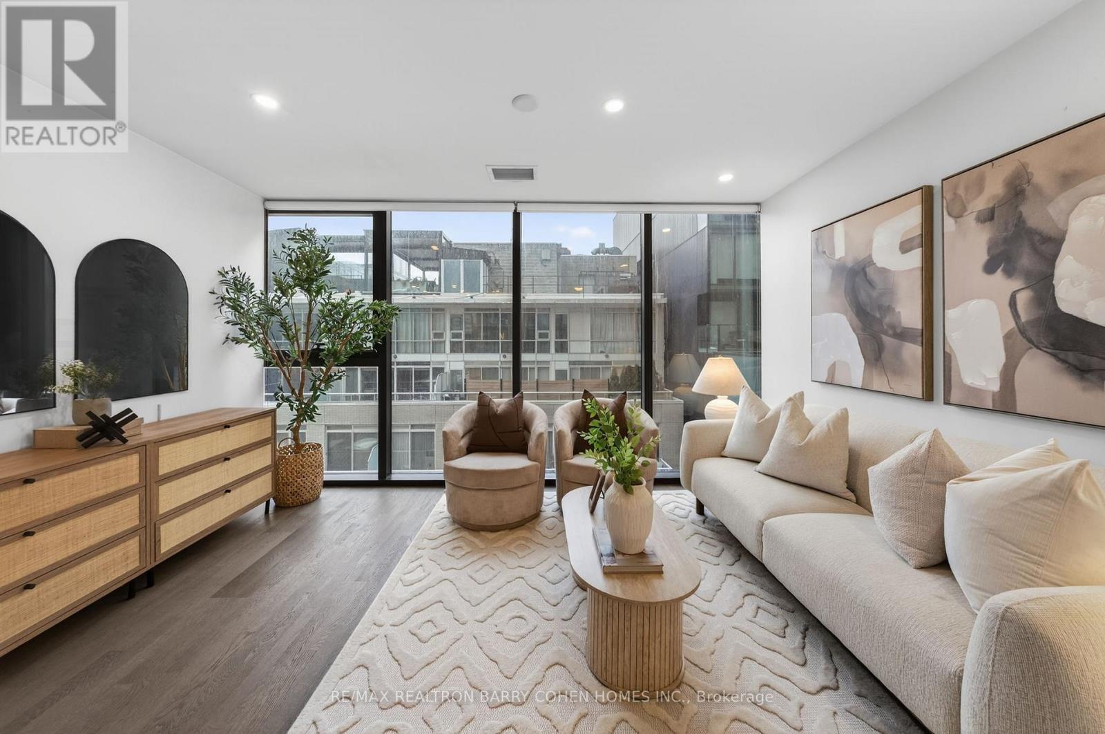 732 - 629 King Street W, Toronto, ON - Indoor Photo Showing Living Room