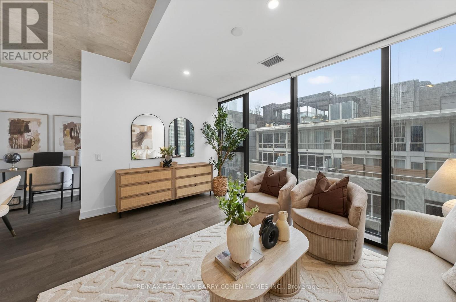 732 - 629 King Street W, Toronto, ON - Indoor Photo Showing Living Room
