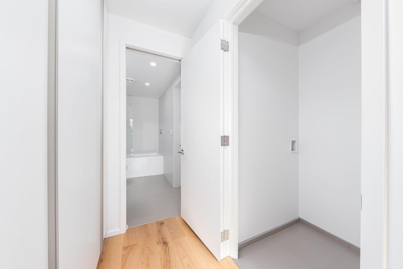 Salle de bains - 305-585 Av. Glengarry, Mont-Royal, QC - Indoor Photo Showing Other Room