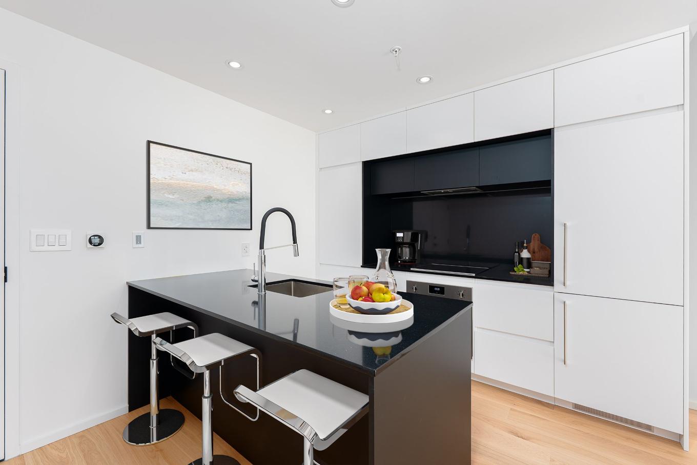 Cuisine - 305-585 Av. Glengarry, Mont-Royal, QC - Indoor Photo Showing Dining Room