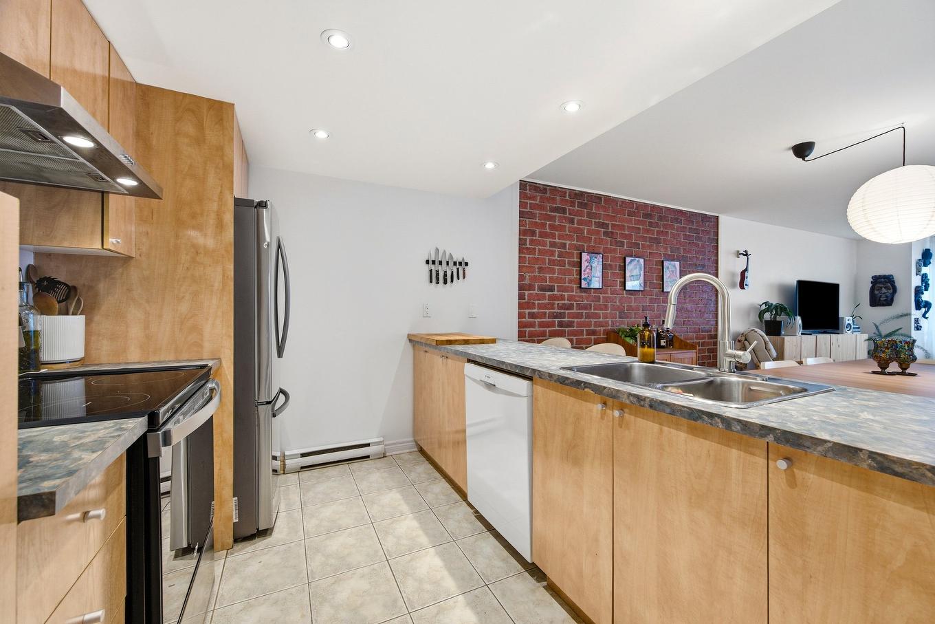 Cuisine - 6884 13E Avenue, Montréal (Rosemont/La Petite-Patrie), QC - Indoor Photo Showing Kitchen With Double Sink