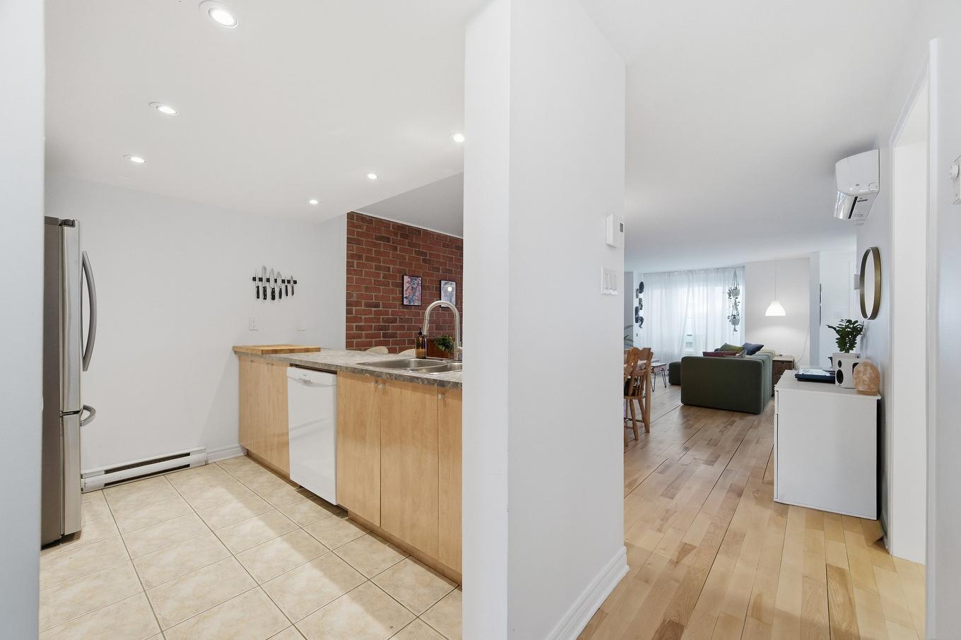 Vue d'ensemble - 6884 13E Avenue, Montréal (Rosemont/La Petite-Patrie), QC - Indoor Photo Showing Kitchen With Double Sink