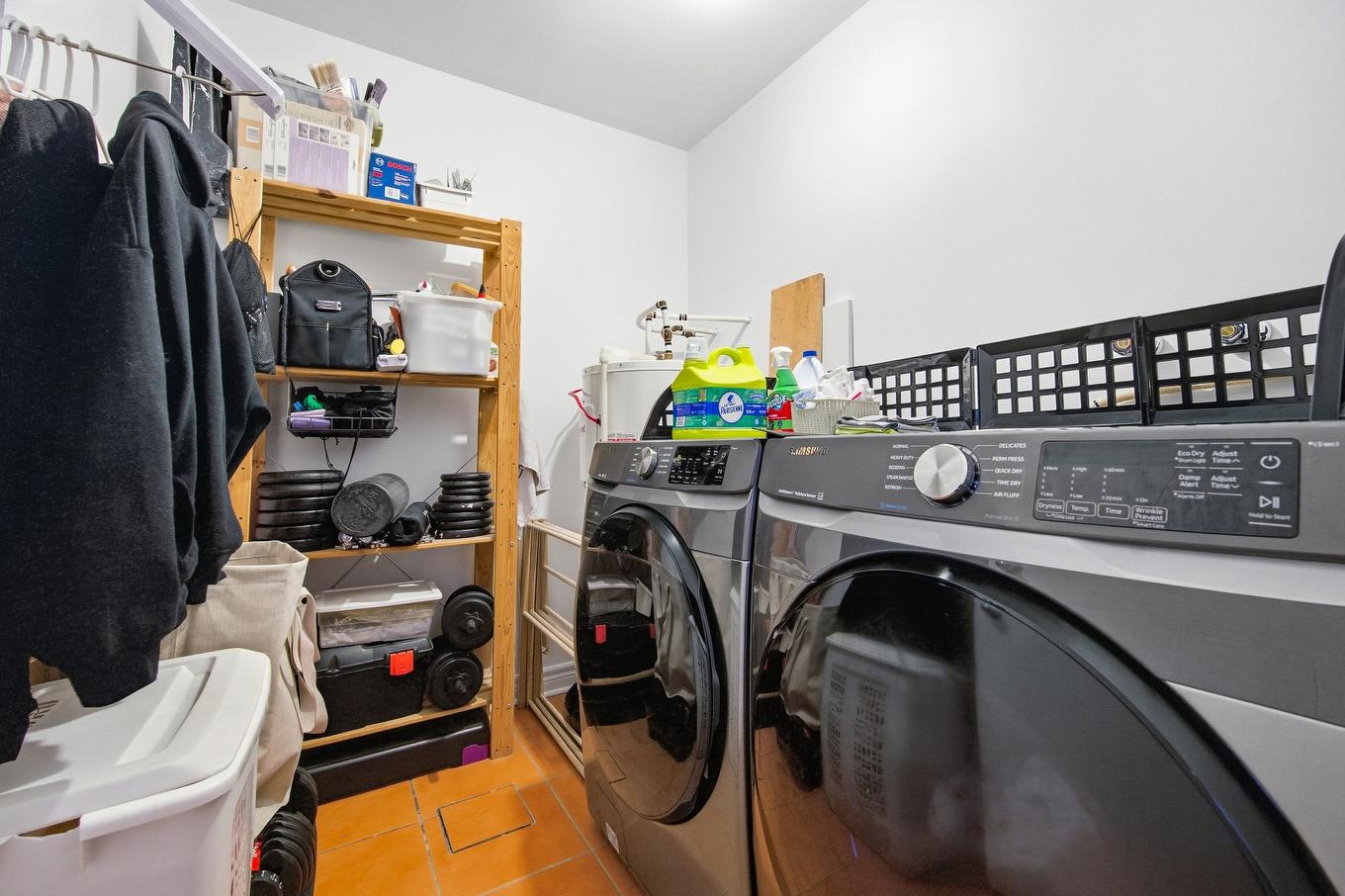 Salle de lavage - 6884 13E Avenue, Montréal (Rosemont/La Petite-Patrie), QC - Indoor Photo Showing Laundry Room