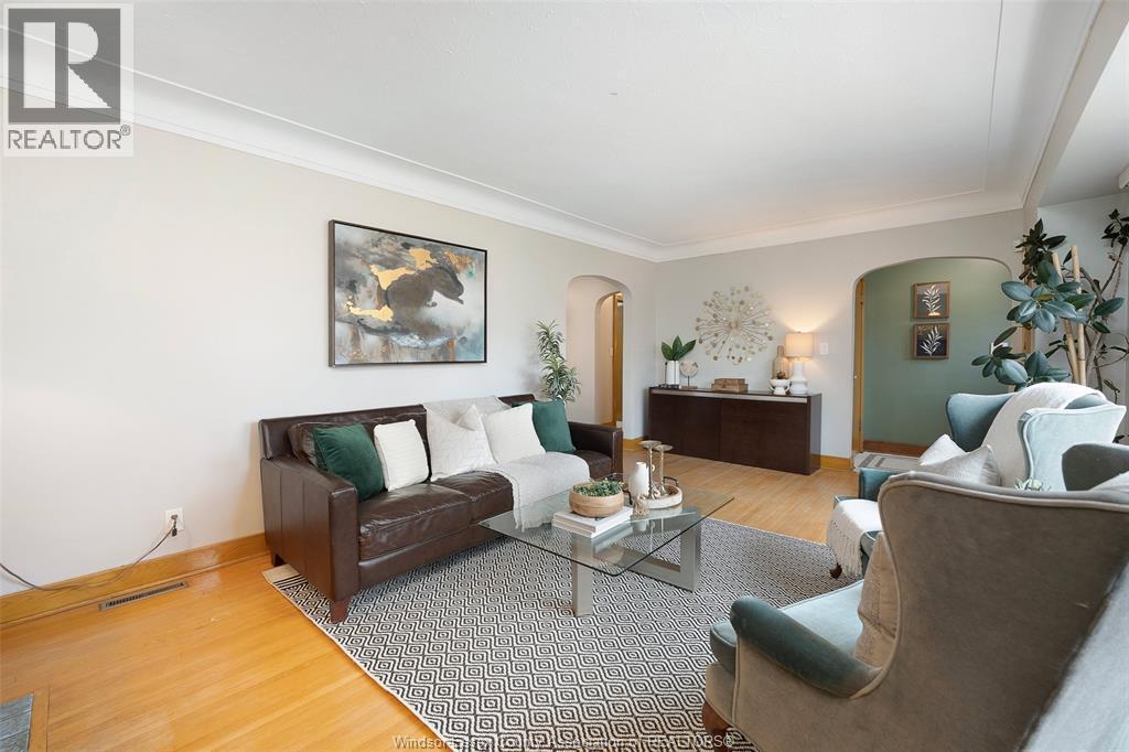 2462 Buckingham Drive, Windsor, ON - Indoor Photo Showing Living Room