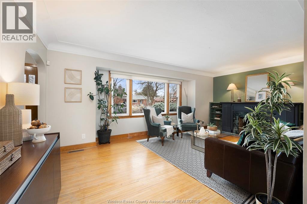 2462 Buckingham Drive, Windsor, ON - Indoor Photo Showing Living Room