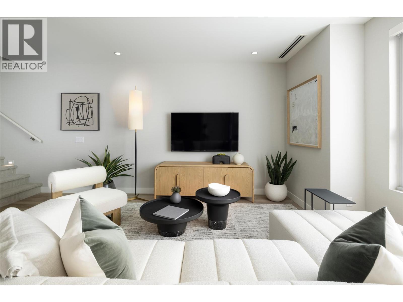 3313 Watt Road, Kelowna, BC - Indoor Photo Showing Living Room
