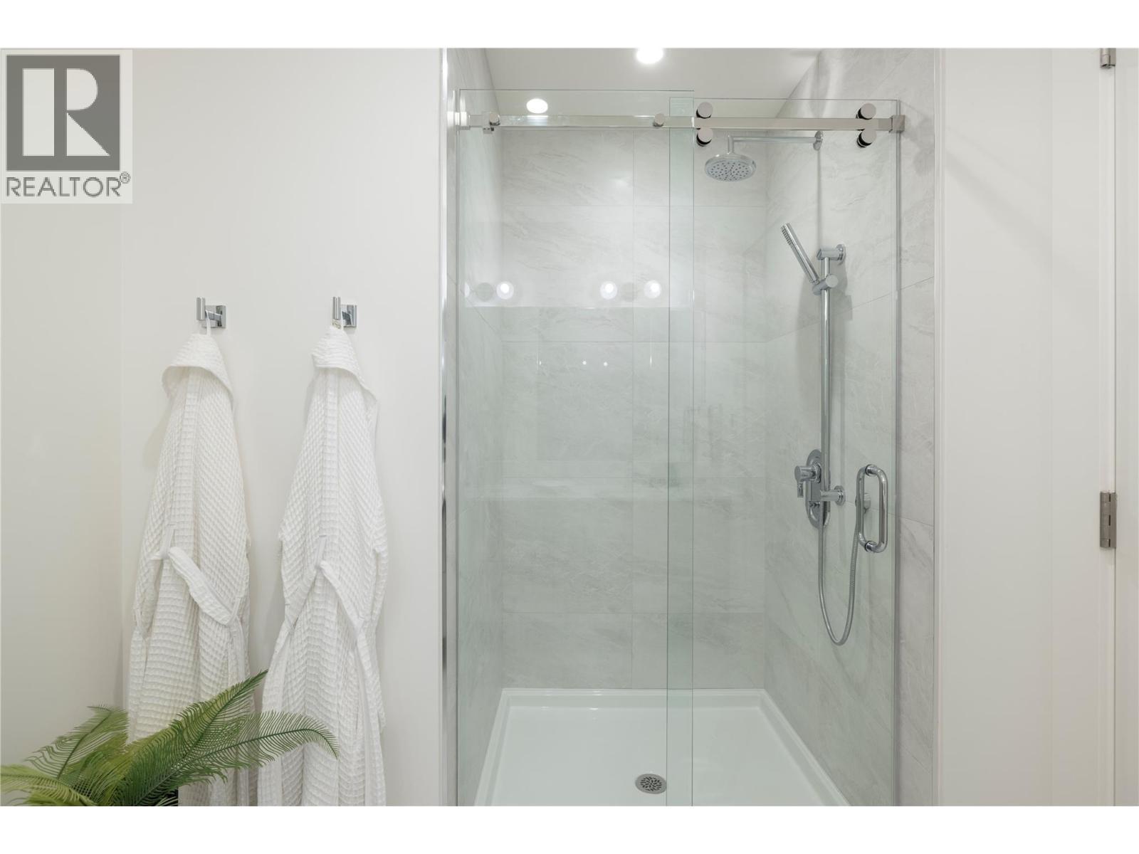 3313 Watt Road, Kelowna, BC - Indoor Photo Showing Bathroom