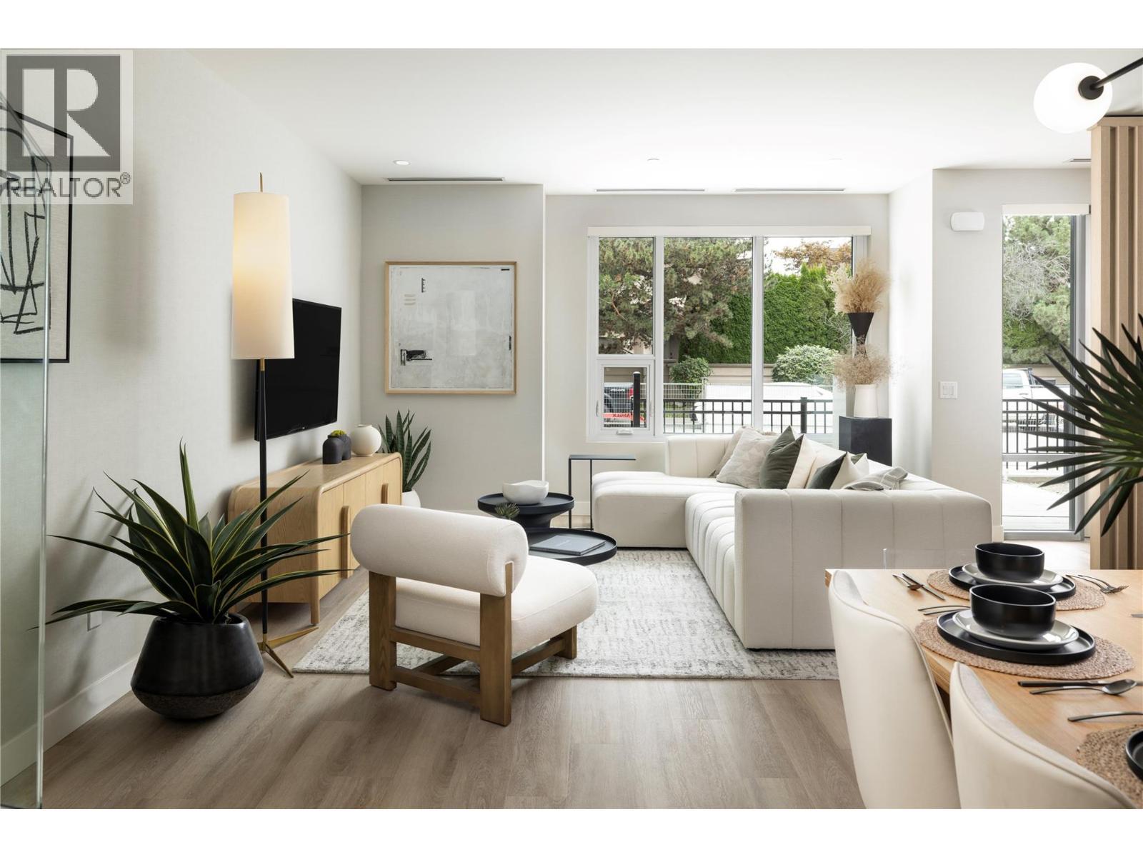3313 Watt Road, Kelowna, BC - Indoor Photo Showing Living Room