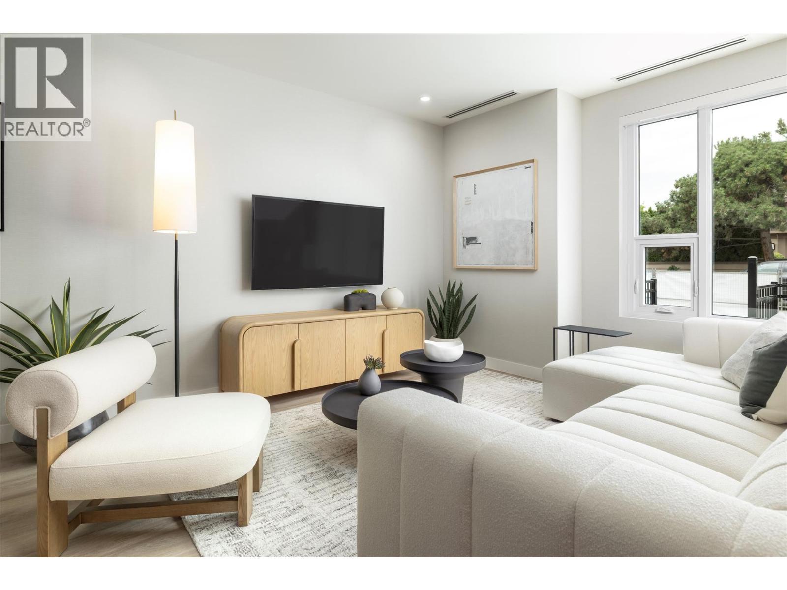 3313 Watt Road, Kelowna, BC - Indoor Photo Showing Living Room